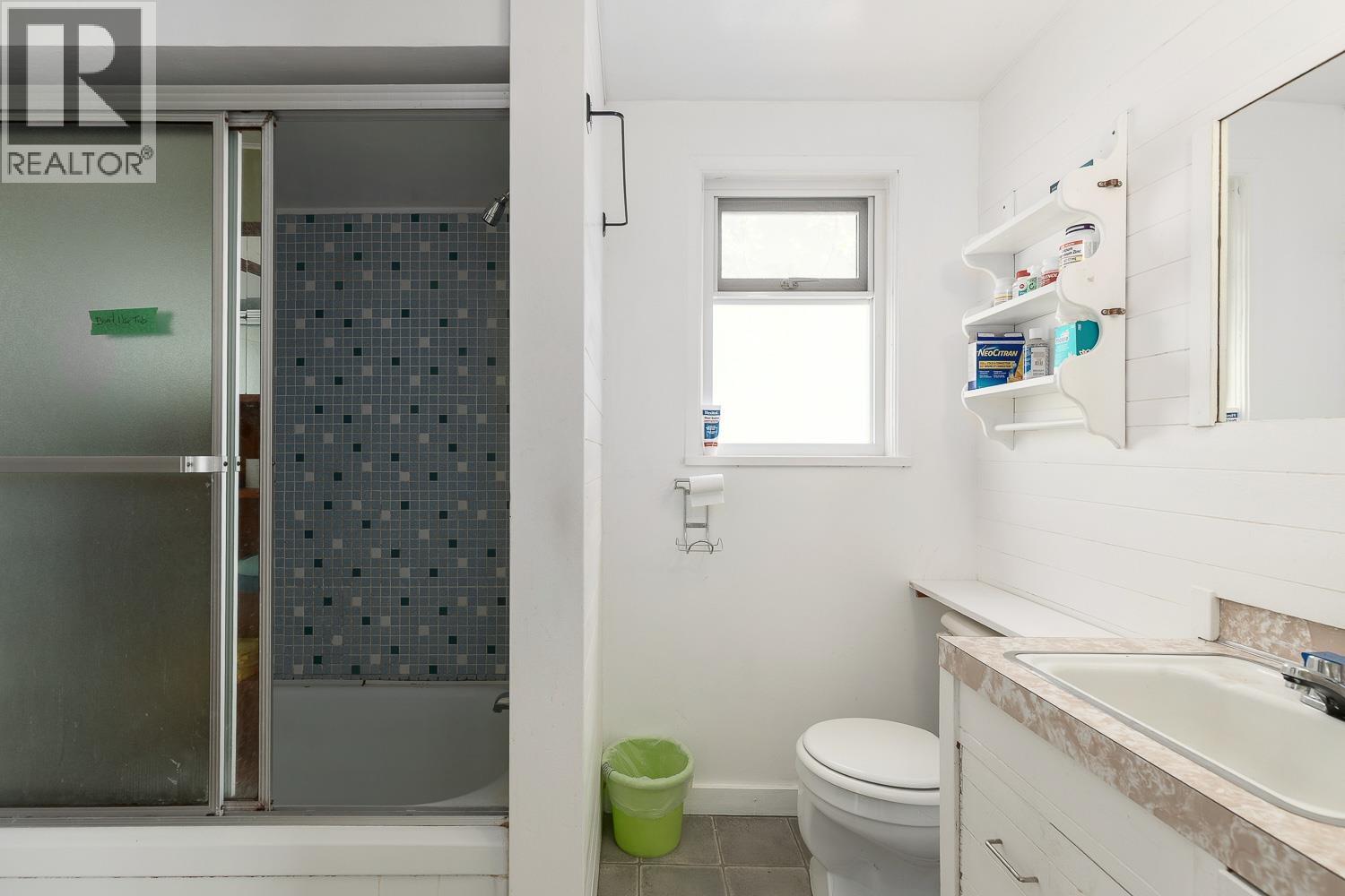 2002 E 13th Avenue, Vancouver, British Columbia  V5N 2C4 - Photo 14 - R3117376