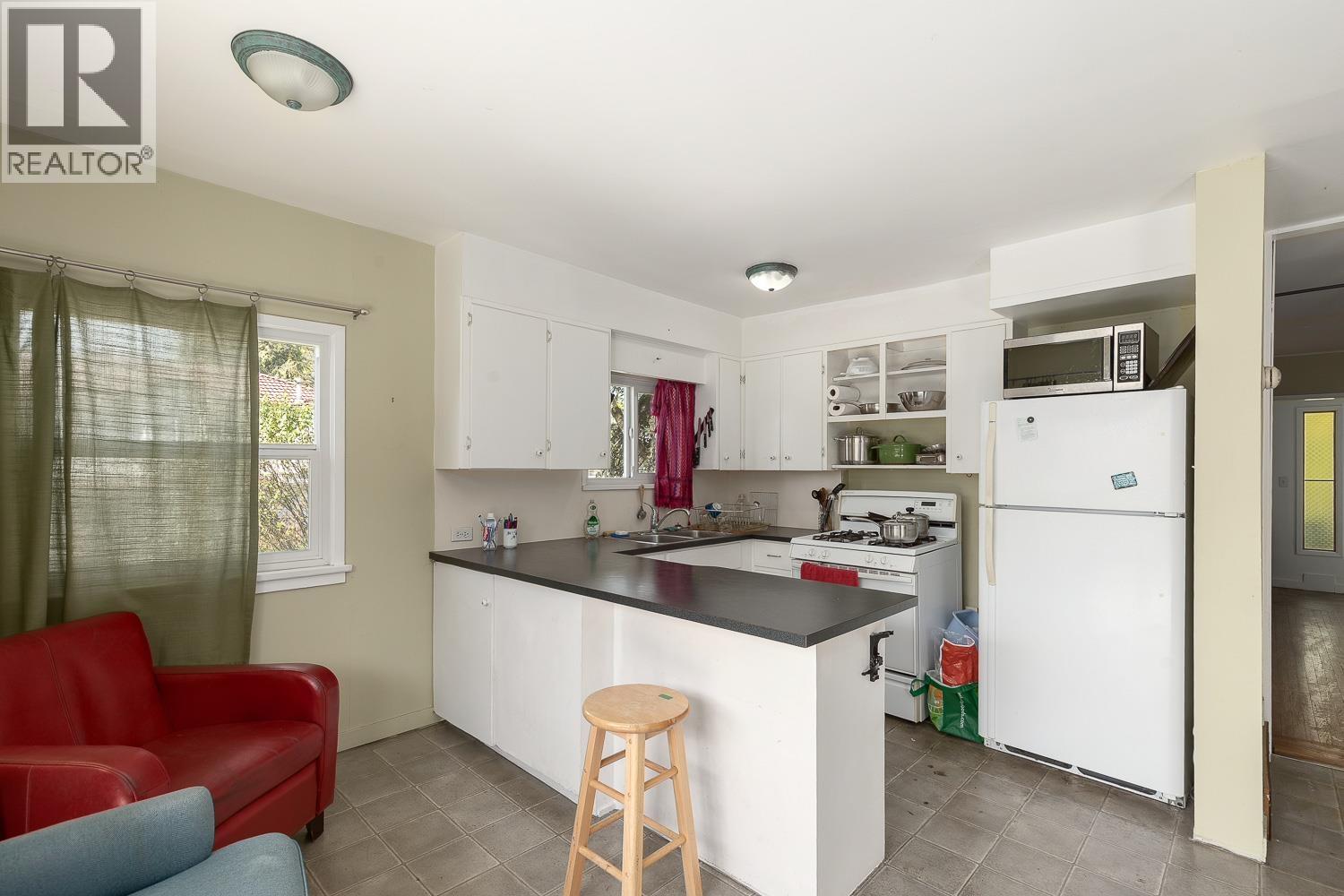 2002 E 13th Avenue, Vancouver, British Columbia  V5N 2C4 - Photo 17 - R3117376