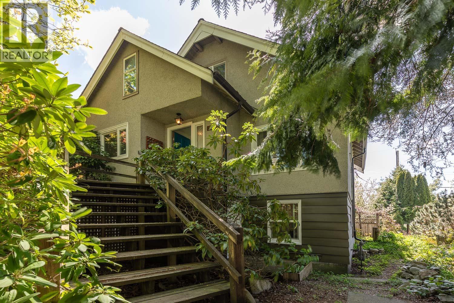 2002 E 13th Avenue, Vancouver, British Columbia  V5N 2C4 - Photo 2 - R3117376