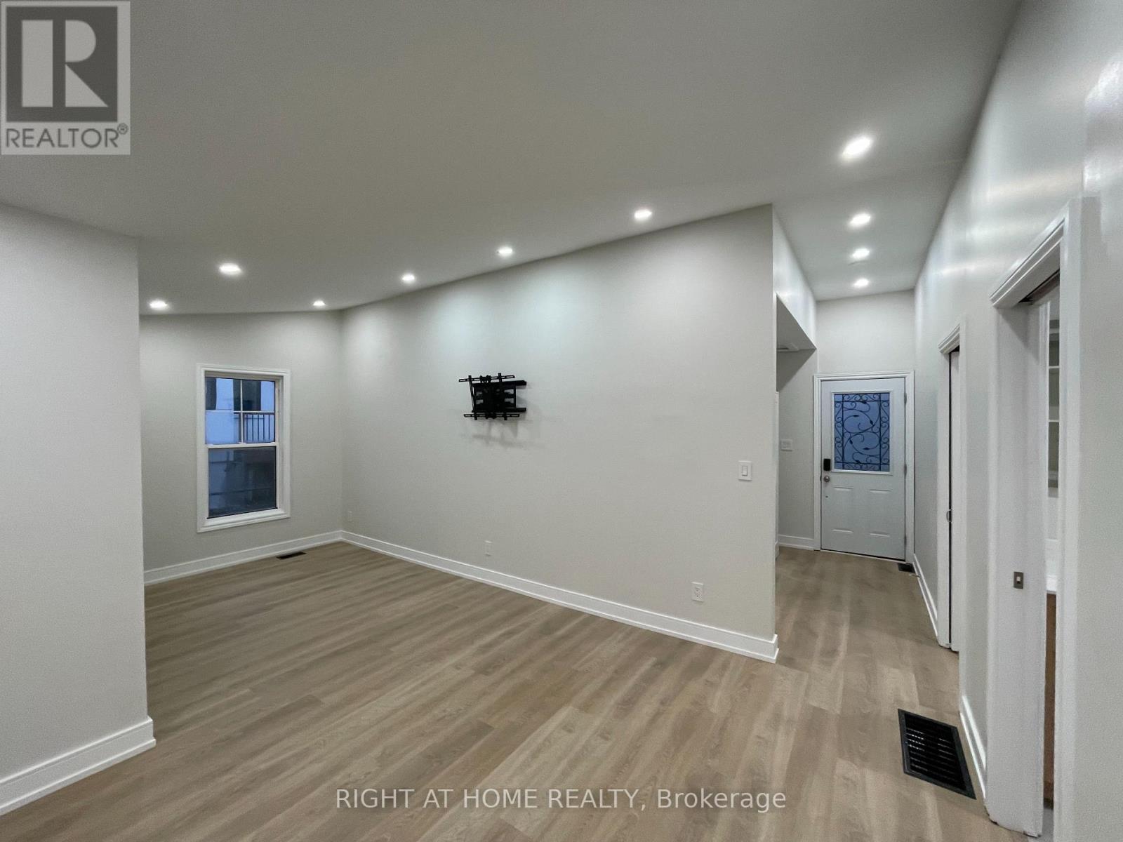 154 Garden Avenue, Georgina, Ontario  L4P 2L1 - Photo 3 - N13059232