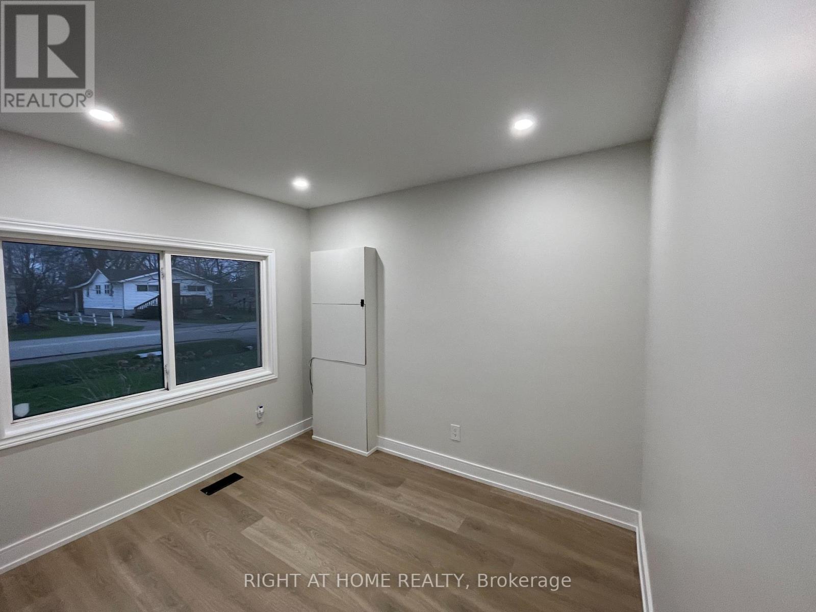 154 Garden Avenue, Georgina, Ontario  L4P 2L1 - Photo 9 - N13059232