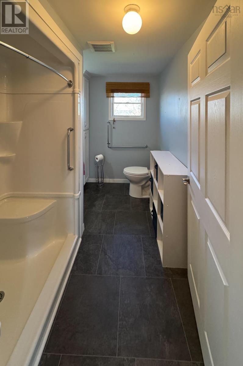 5 Whipple Street, Yarmouth, Nova Scotia  B5A 1W3 - Photo 23 - 202608677