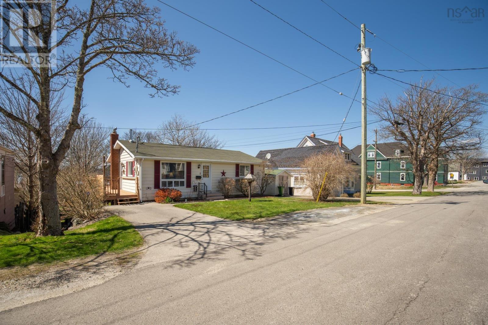 5 Whipple Street, Yarmouth, Nova Scotia  B5A 1W3 - Photo 4 - 202608677