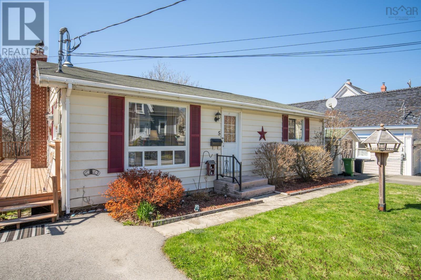 5 Whipple Street, Yarmouth, Nova Scotia  B5A 1W3 - Photo 6 - 202608677