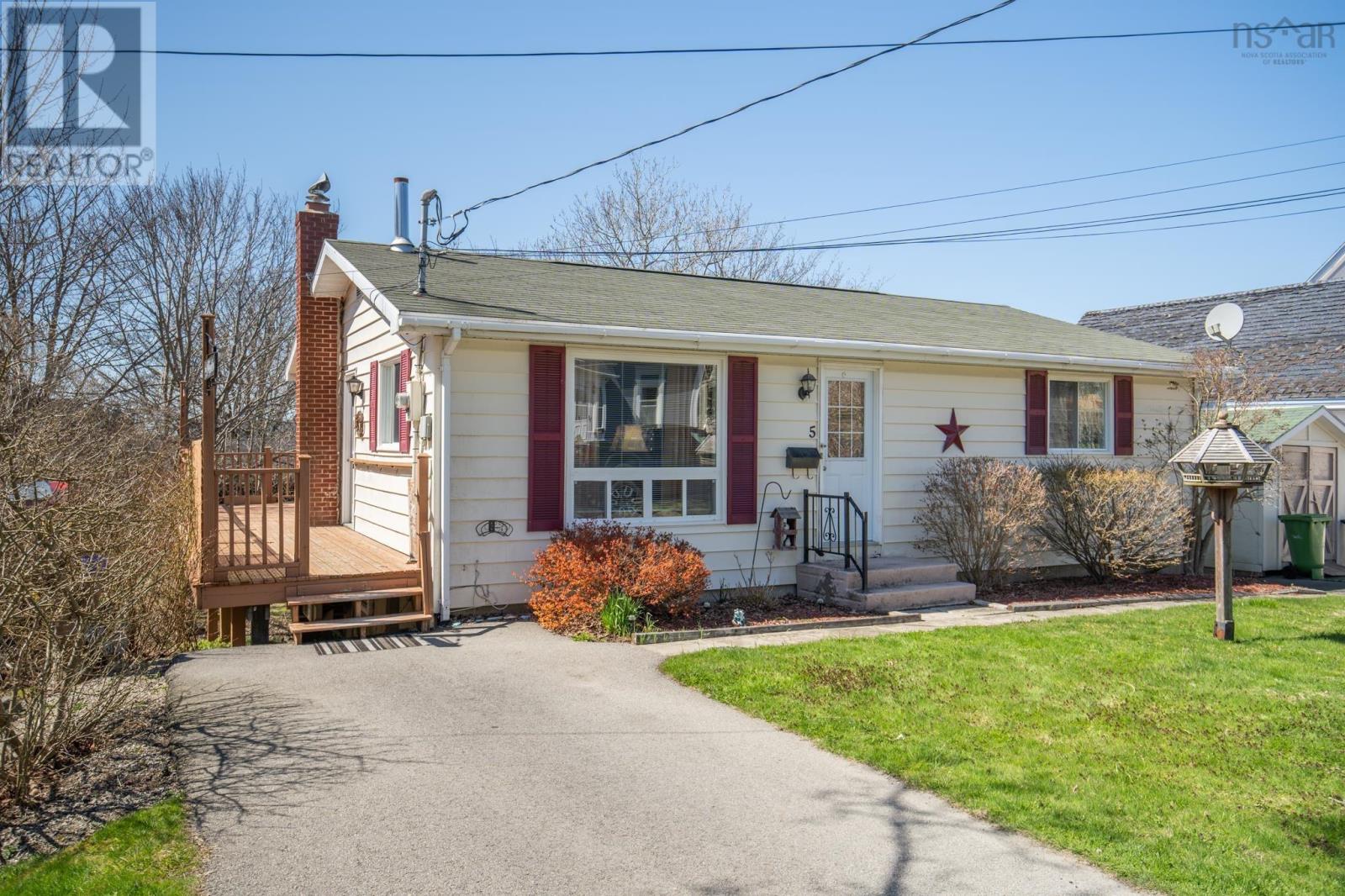 5 Whipple Street, Yarmouth, Nova Scotia  B5A 1W3 - Photo 5 - 202608677