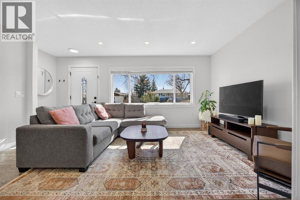 208 78 Avenue Se, Calgary, Alberta  T2H 1C4 - Photo 3 - A2296126