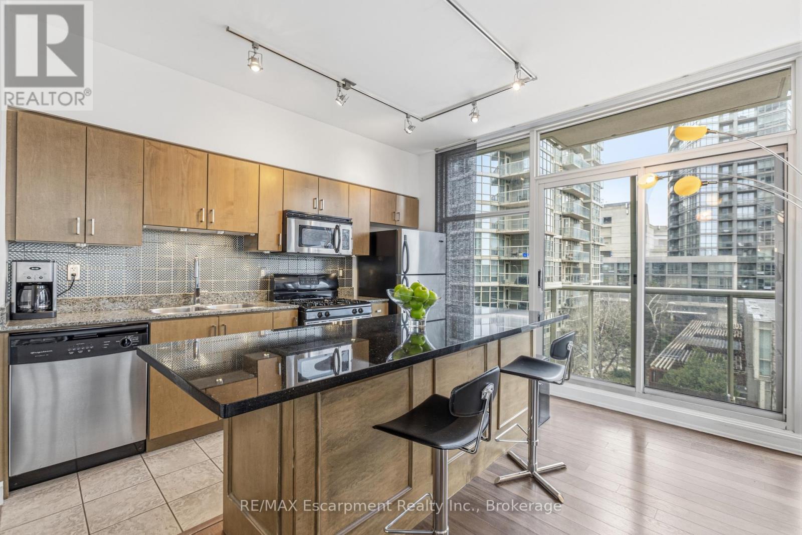 303 - 9 Spadina Avenue, Toronto, Ontario  M5V 3V5 - Photo 2 - C13007658