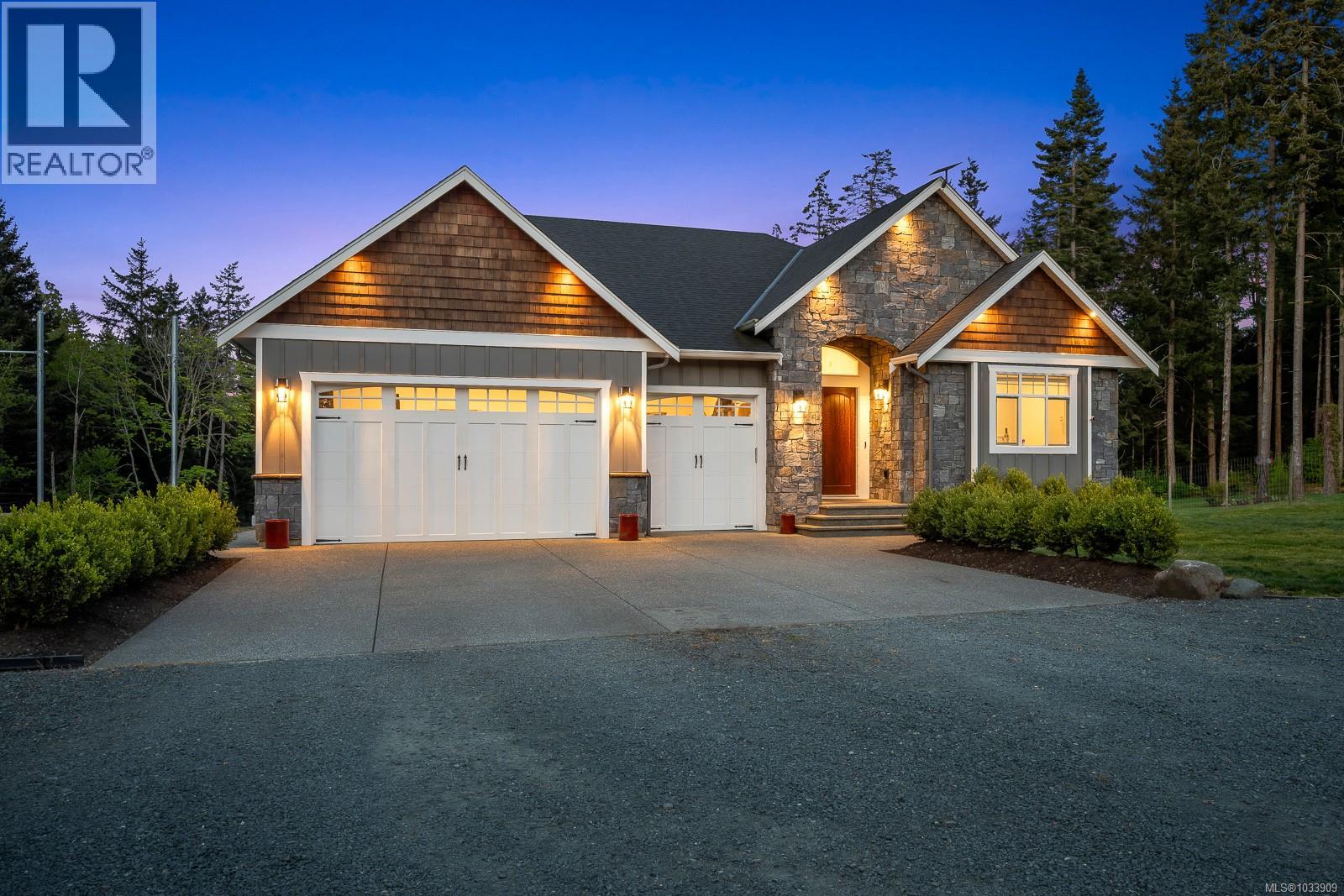 2294/2290 Waveland Rd, Courtenay, British Columbia