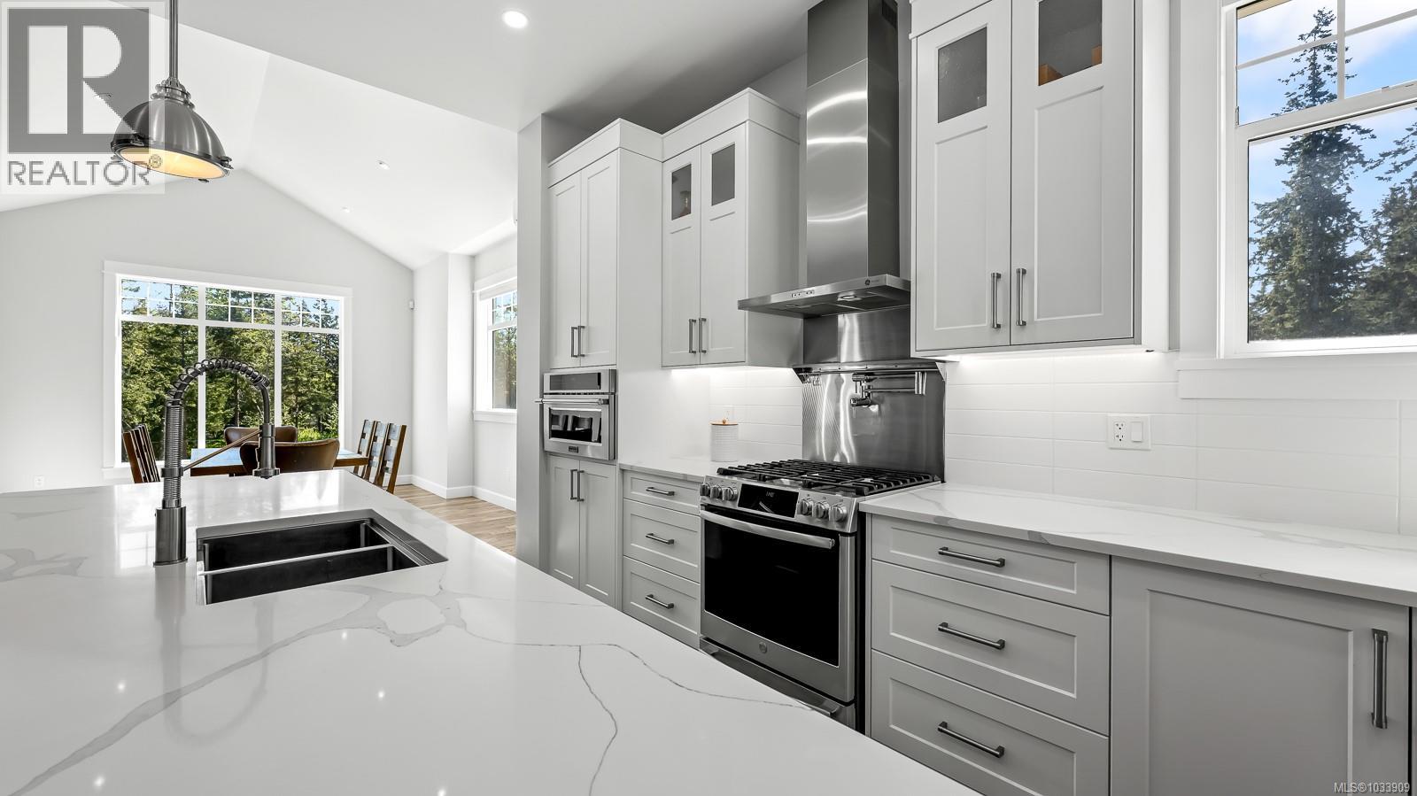 2294/2290 Waveland Rd, Courtenay, British Columbia  V9J 1X8 - Photo 11 - 1033909