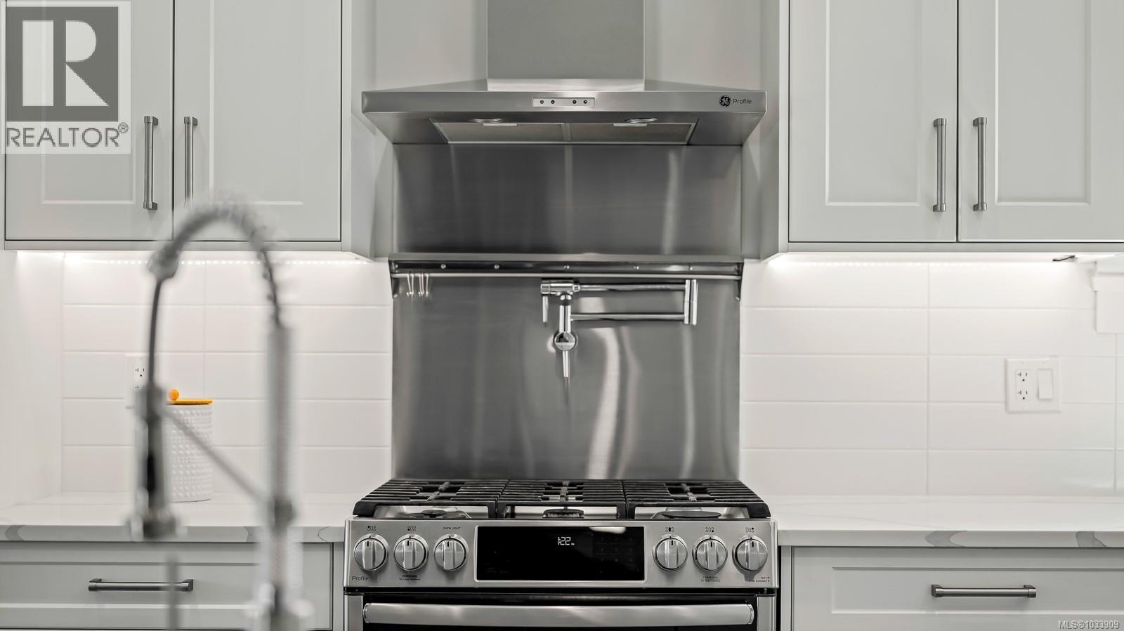 2294/2290 Waveland Rd, Courtenay, British Columbia  V9J 1X8 - Photo 13 - 1033909