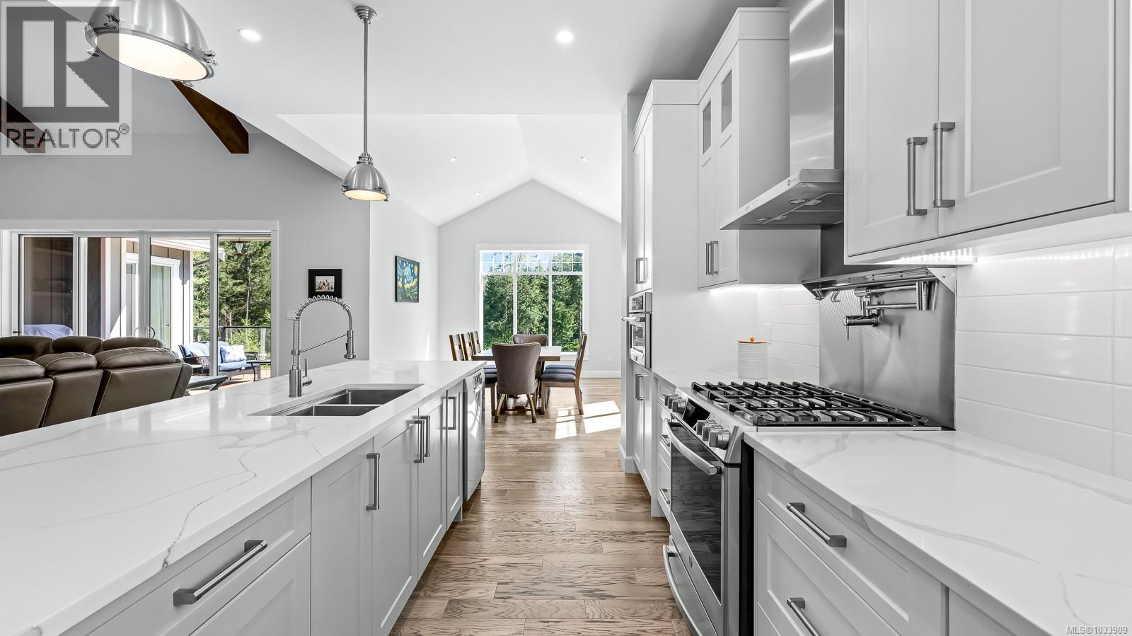 2294/2290 Waveland Rd, Courtenay, British Columbia  V9J 1X8 - Photo 15 - 1033909