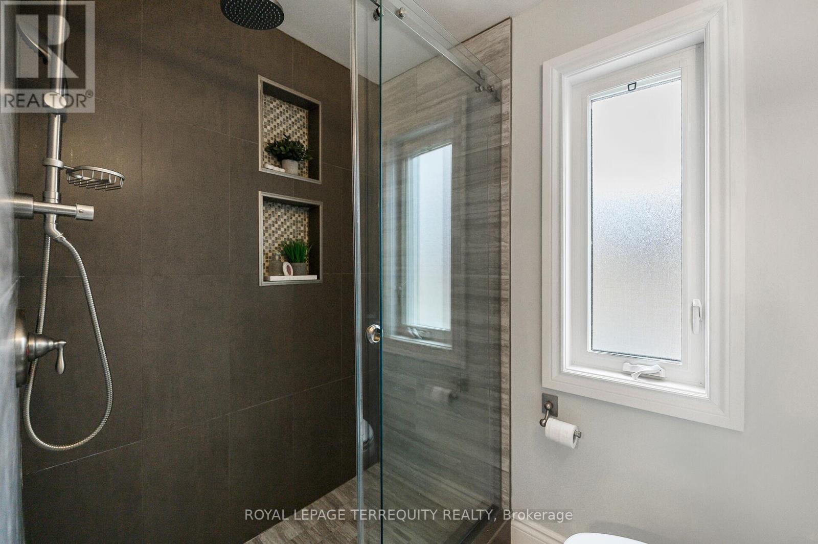 136 Strathburn Boulevard, Toronto, Ontario  M9M 2L1 - Photo 11 - W13059360