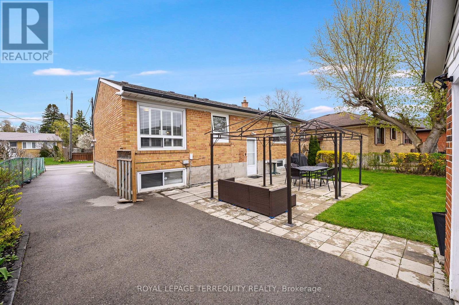 136 Strathburn Boulevard, Toronto, Ontario  M9M 2L1 - Photo 25 - W13059360