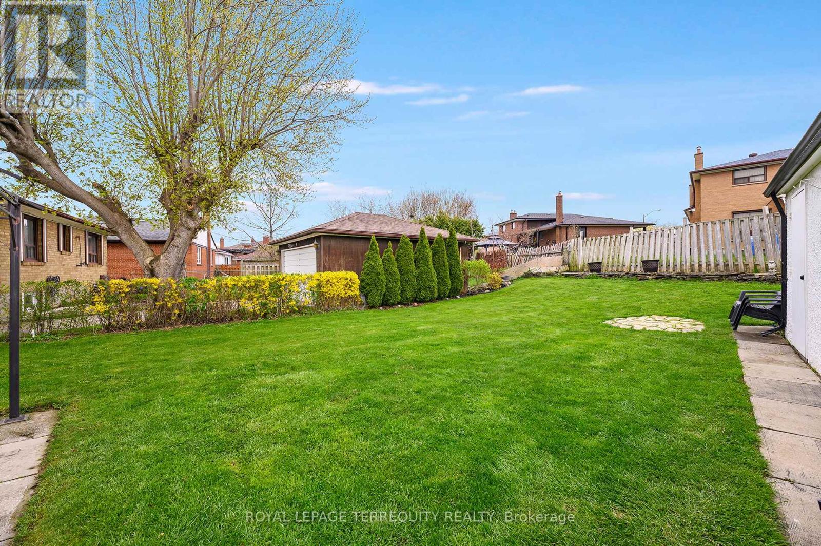 136 Strathburn Boulevard, Toronto, Ontario  M9M 2L1 - Photo 27 - W13059360