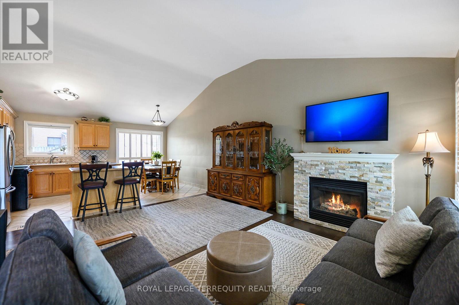 136 Strathburn Boulevard, Toronto, Ontario  M9M 2L1 - Photo 3 - W13059360