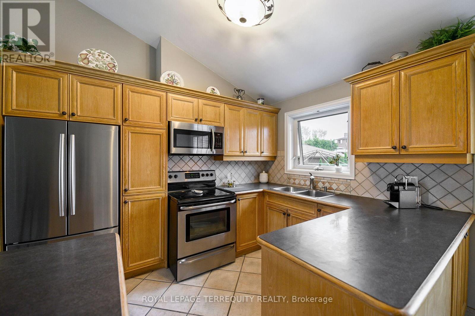 136 Strathburn Boulevard, Toronto, Ontario  M9M 2L1 - Photo 4 - W13059360