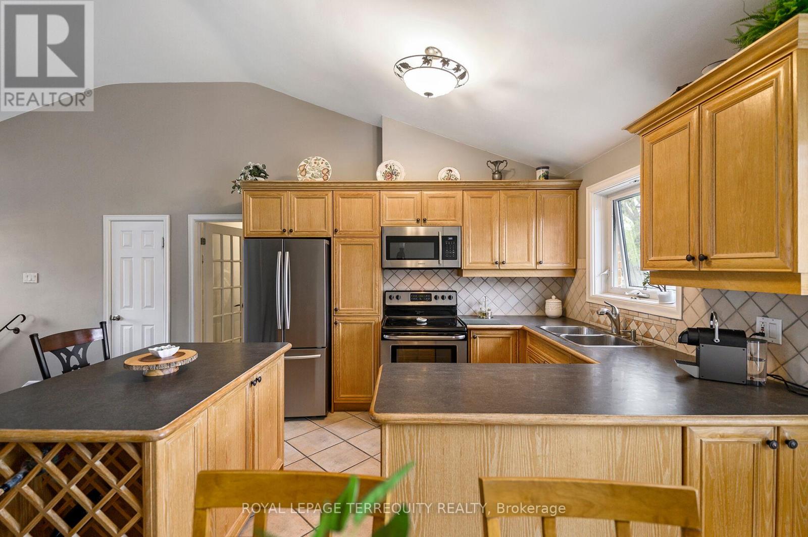 136 Strathburn Boulevard, Toronto, Ontario  M9M 2L1 - Photo 5 - W13059360