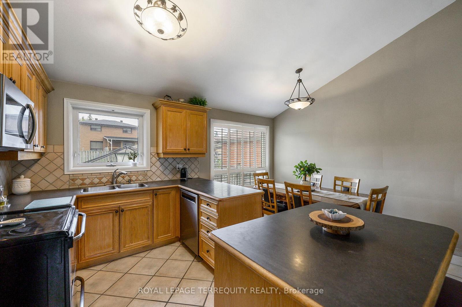 136 Strathburn Boulevard, Toronto, Ontario  M9M 2L1 - Photo 6 - W13059360