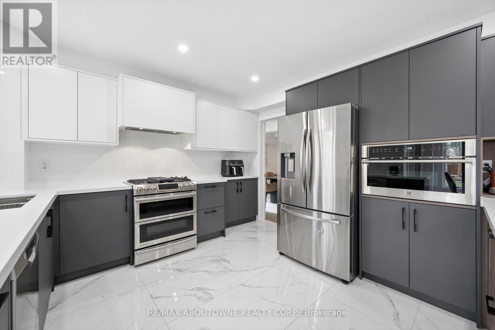 1194 Queen Victoria Avenue, Mississauga, Ontario  L5H 3H3 - Photo 15 - W13059374