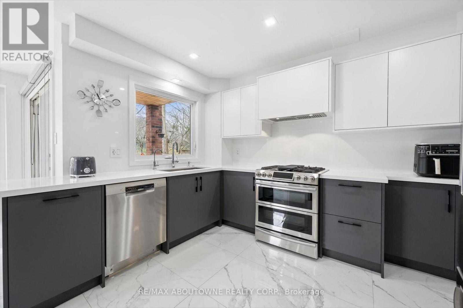 1194 Queen Victoria Avenue, Mississauga, Ontario  L5H 3H3 - Photo 16 - W13059374