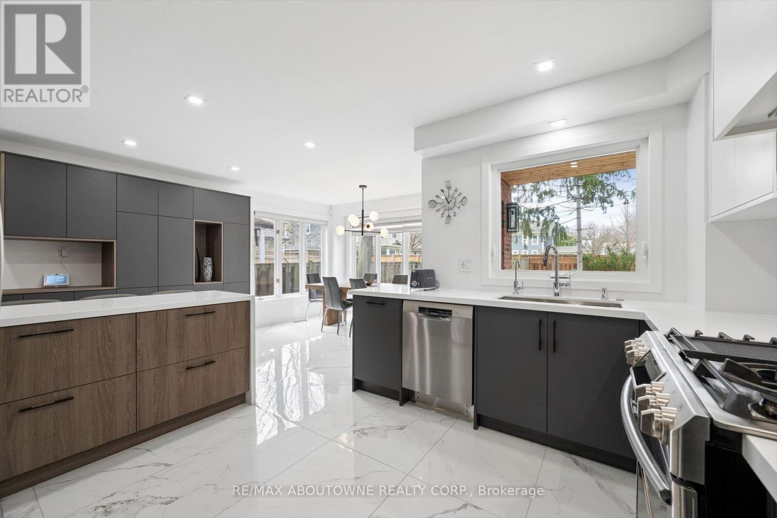 1194 Queen Victoria Avenue, Mississauga, Ontario  L5H 3H3 - Photo 18 - W13059374