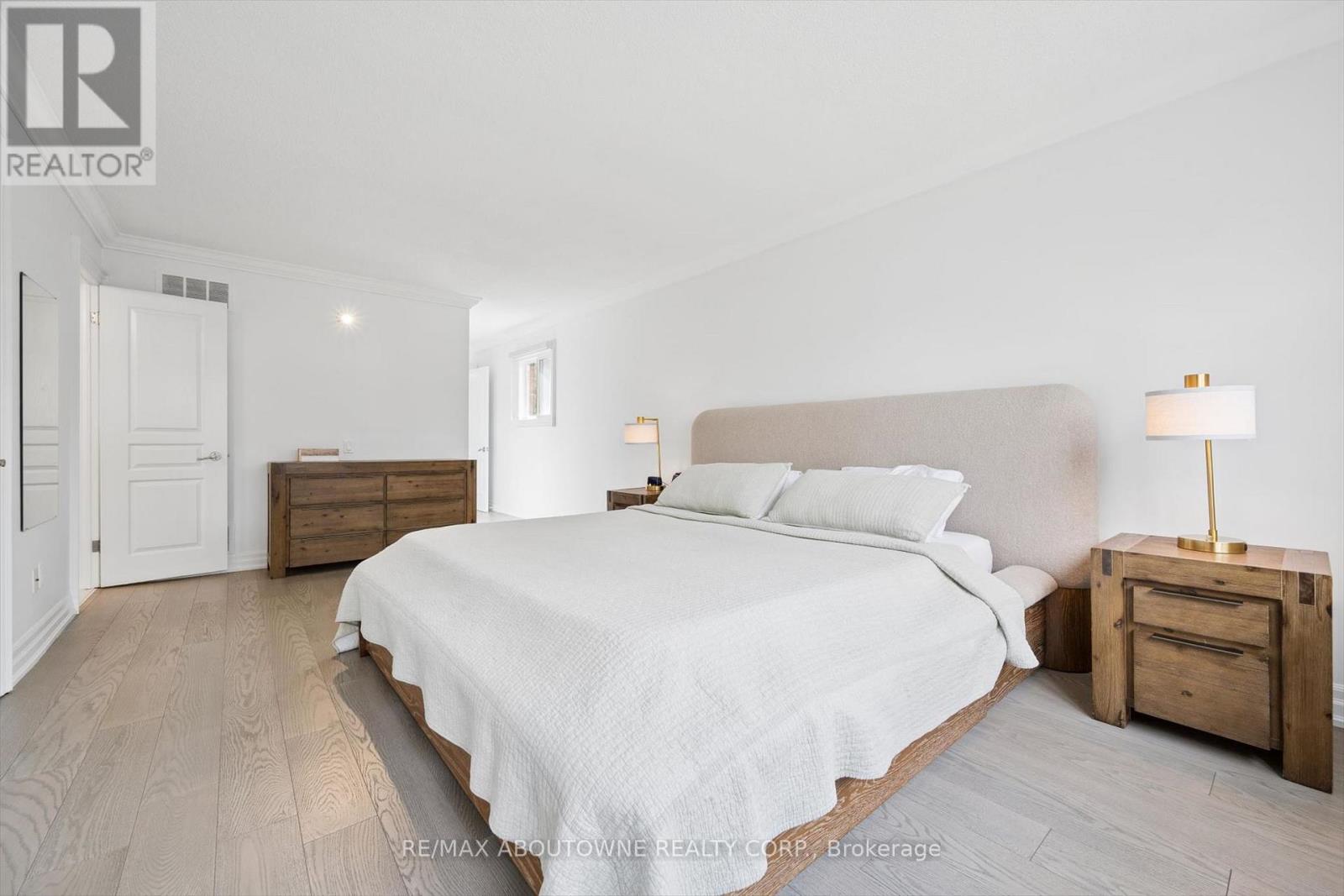 1194 Queen Victoria Avenue, Mississauga, Ontario  L5H 3H3 - Photo 23 - W13059374