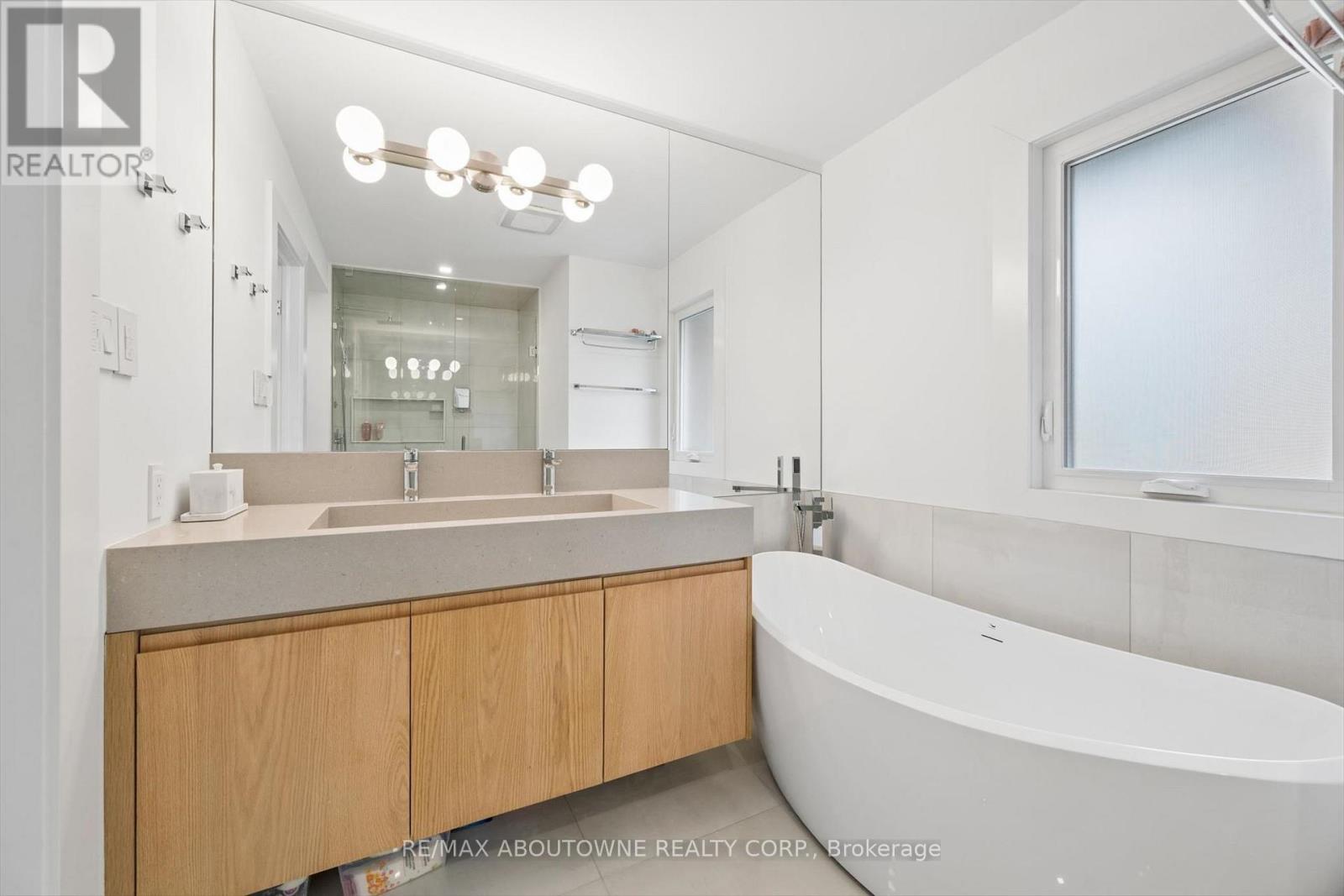 1194 Queen Victoria Avenue, Mississauga, Ontario  L5H 3H3 - Photo 26 - W13059374