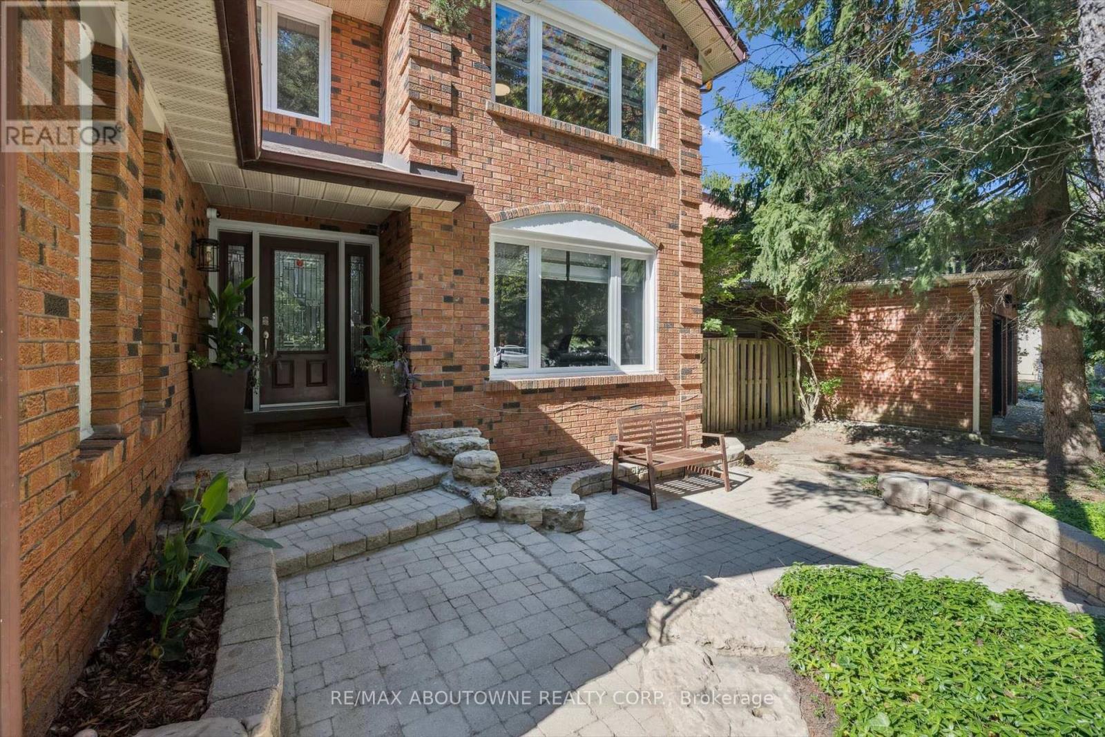 1194 Queen Victoria Avenue, Mississauga, Ontario  L5H 3H3 - Photo 3 - W13059374