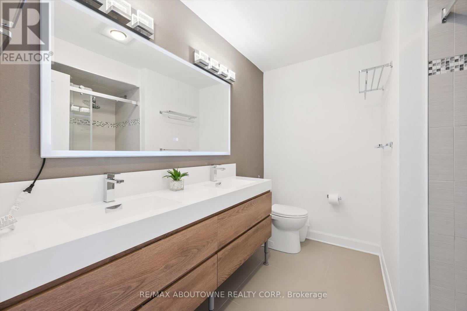 1194 Queen Victoria Avenue, Mississauga, Ontario  L5H 3H3 - Photo 32 - W13059374