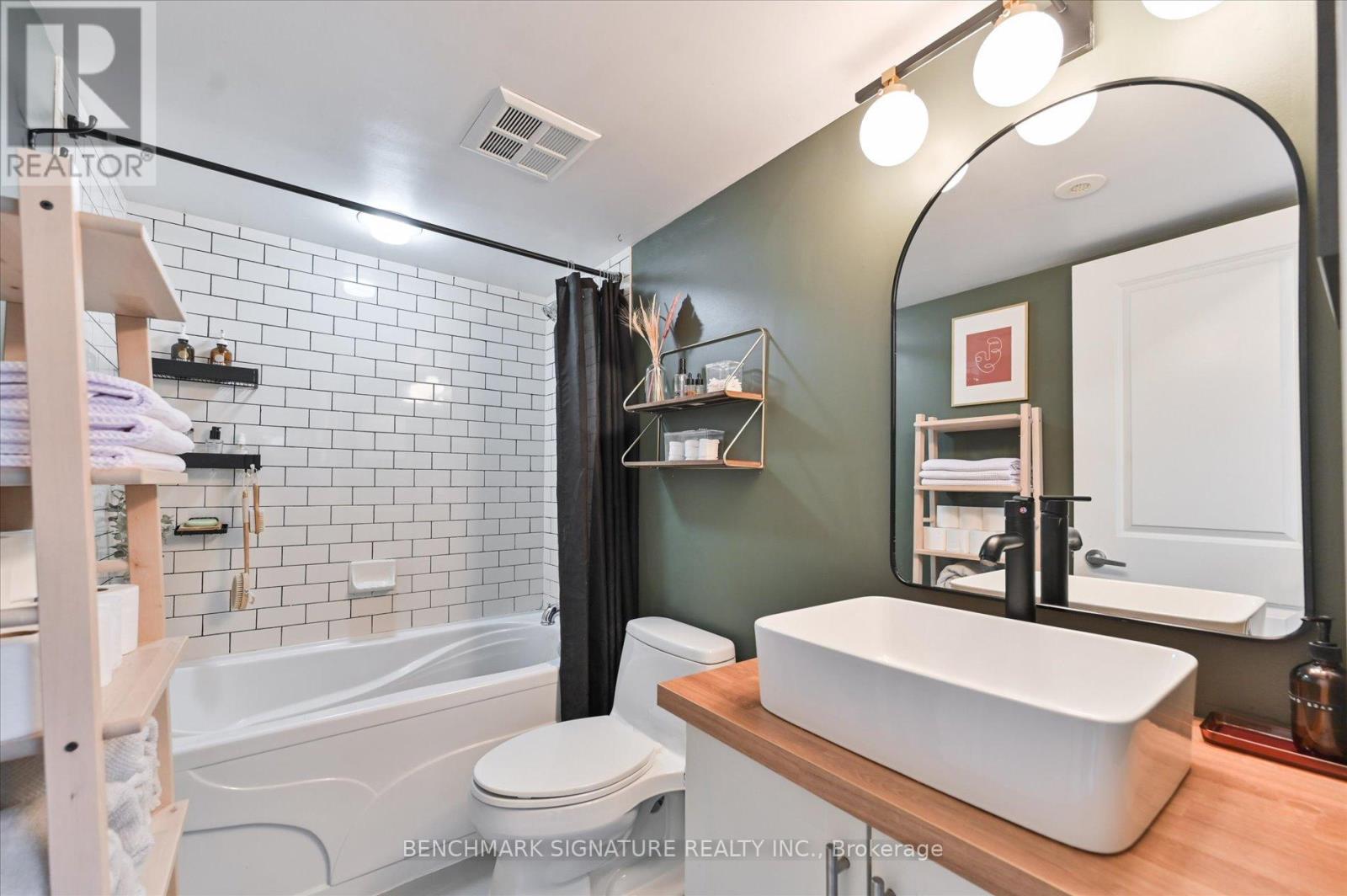 Th40 - 93 The Queensway Avenue, Toronto, Ontario  M6S 5A7 - Photo 22 - W13059464