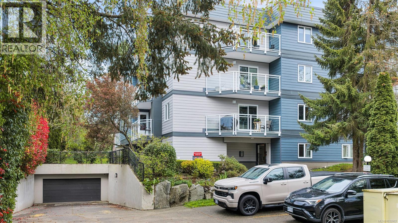 8 949 Cloverdale Ave, Saanich, British Columbia