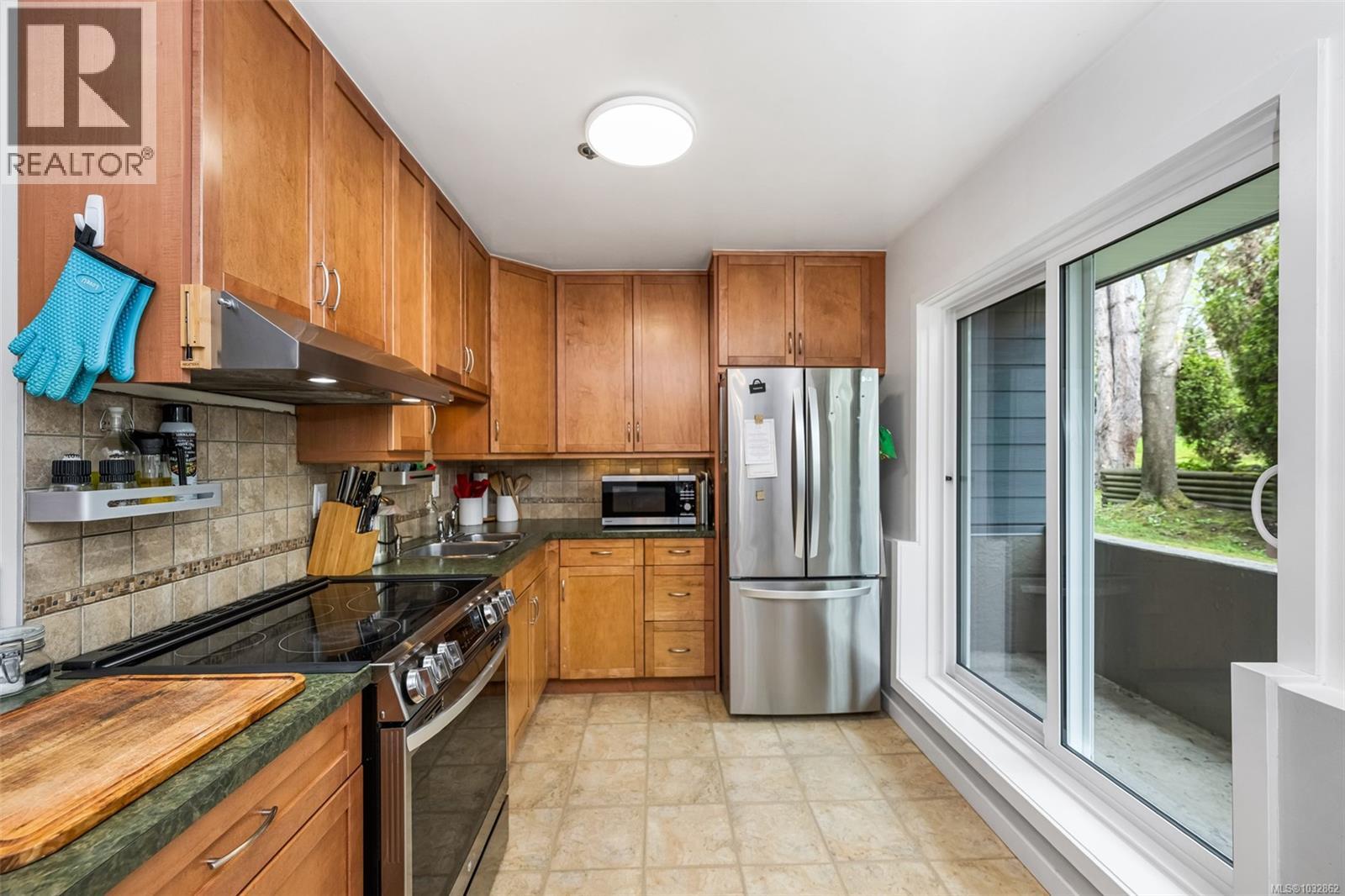 8 949 Cloverdale Ave, Saanich, British Columbia  V8X 2T4 - Photo 10 - 1032862