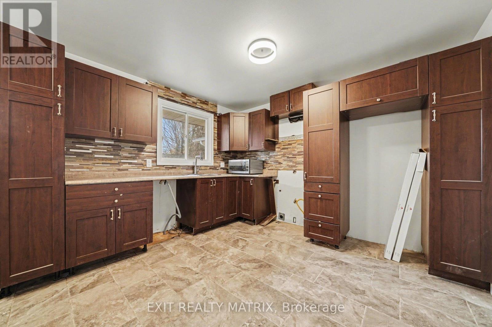 1740 Saint-Laurent Street, Clarence-Rockland, Ontario  K4K 1C2 - Photo 6 - X13058232