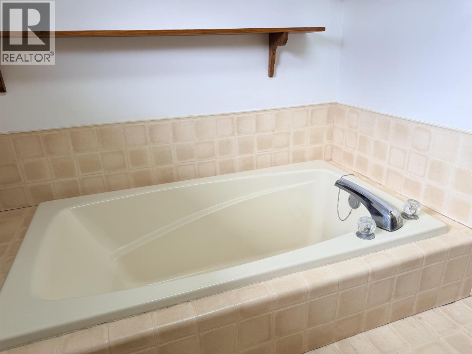 3642 Spokin Lake Road, 150 Mile House, British Columbia  V0K 2G0 - Photo 14 - R3117085