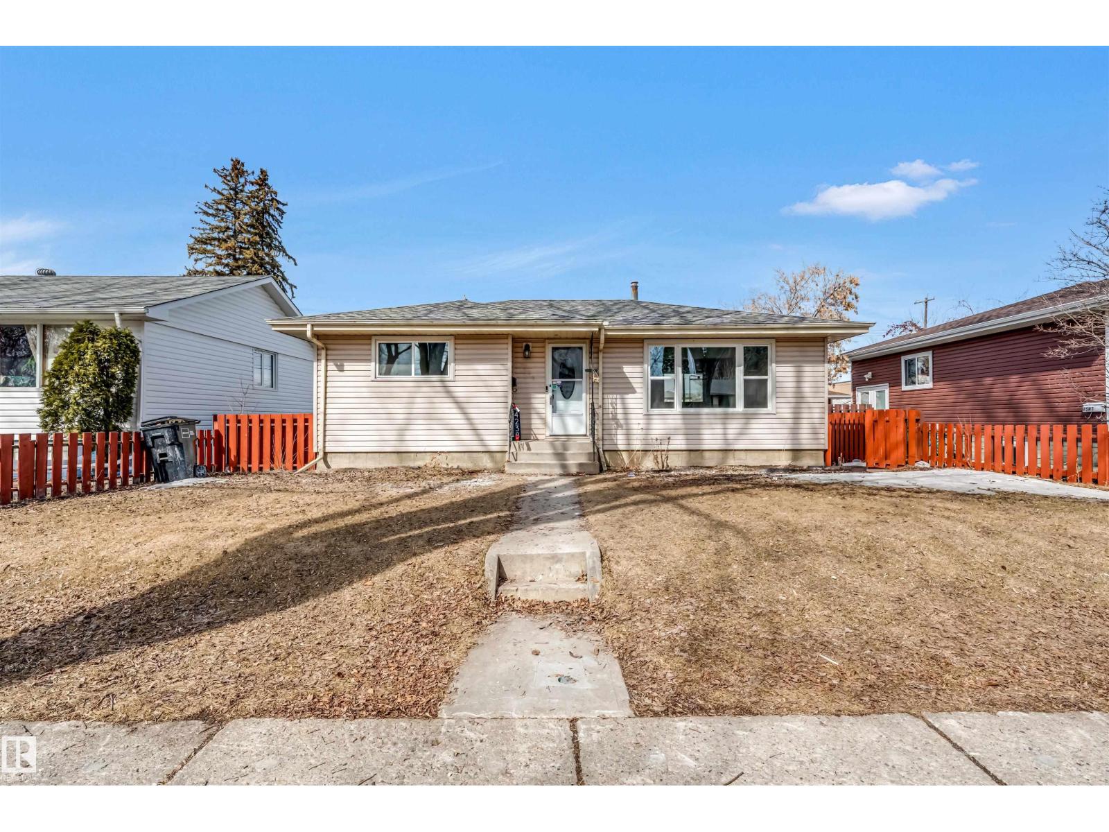 4238 117 AV NW, edmonton, Alberta