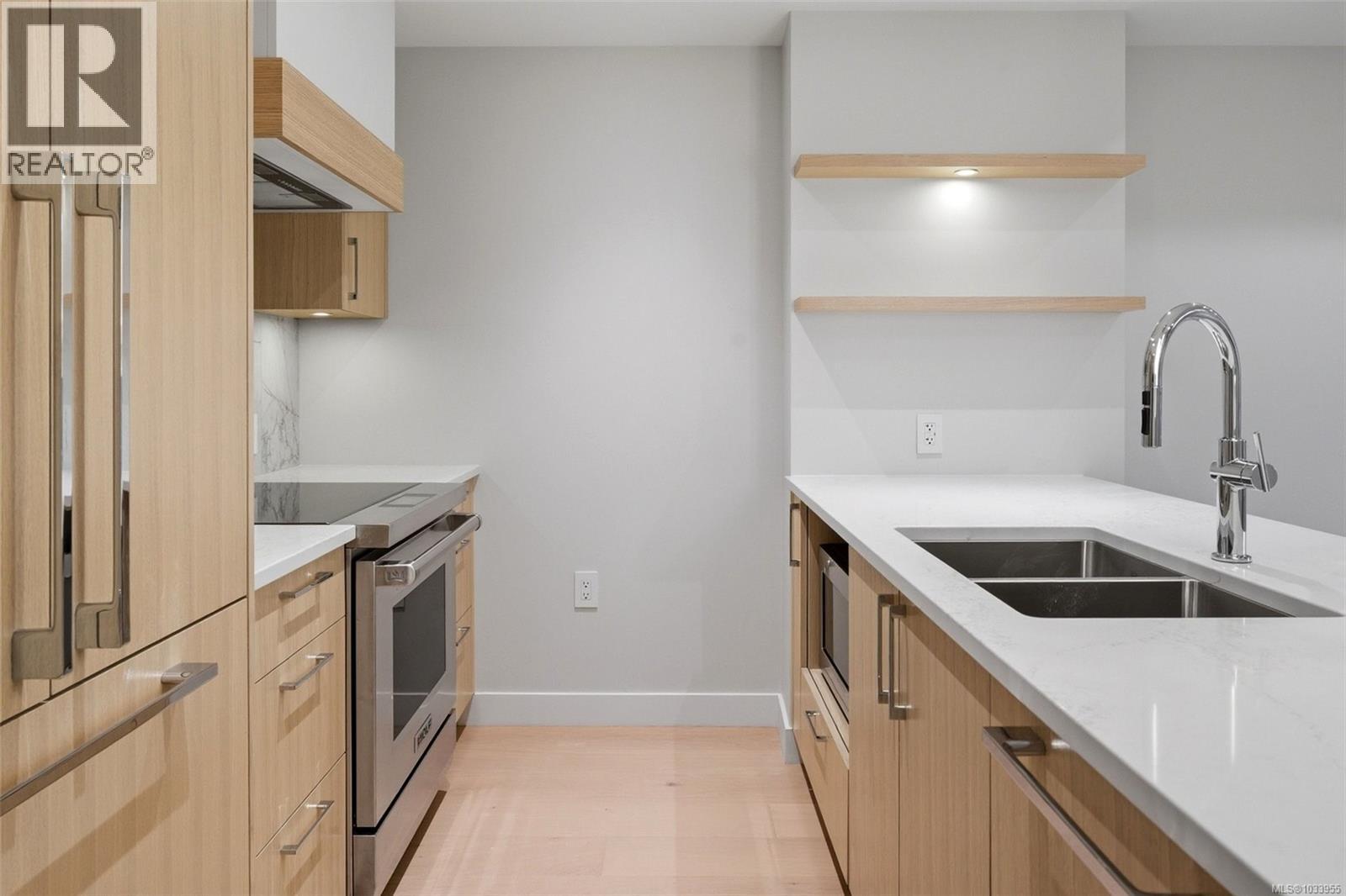 305 5229 Cordova Bay Rd, Saanich, British Columbia  V8Y 2L1 - Photo 3 - 1033955