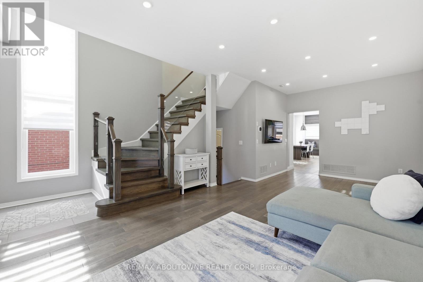 2665 Castle Hill Crescent, Oakville, Ontario  L6H 6J1 - Photo 5 - W12976132