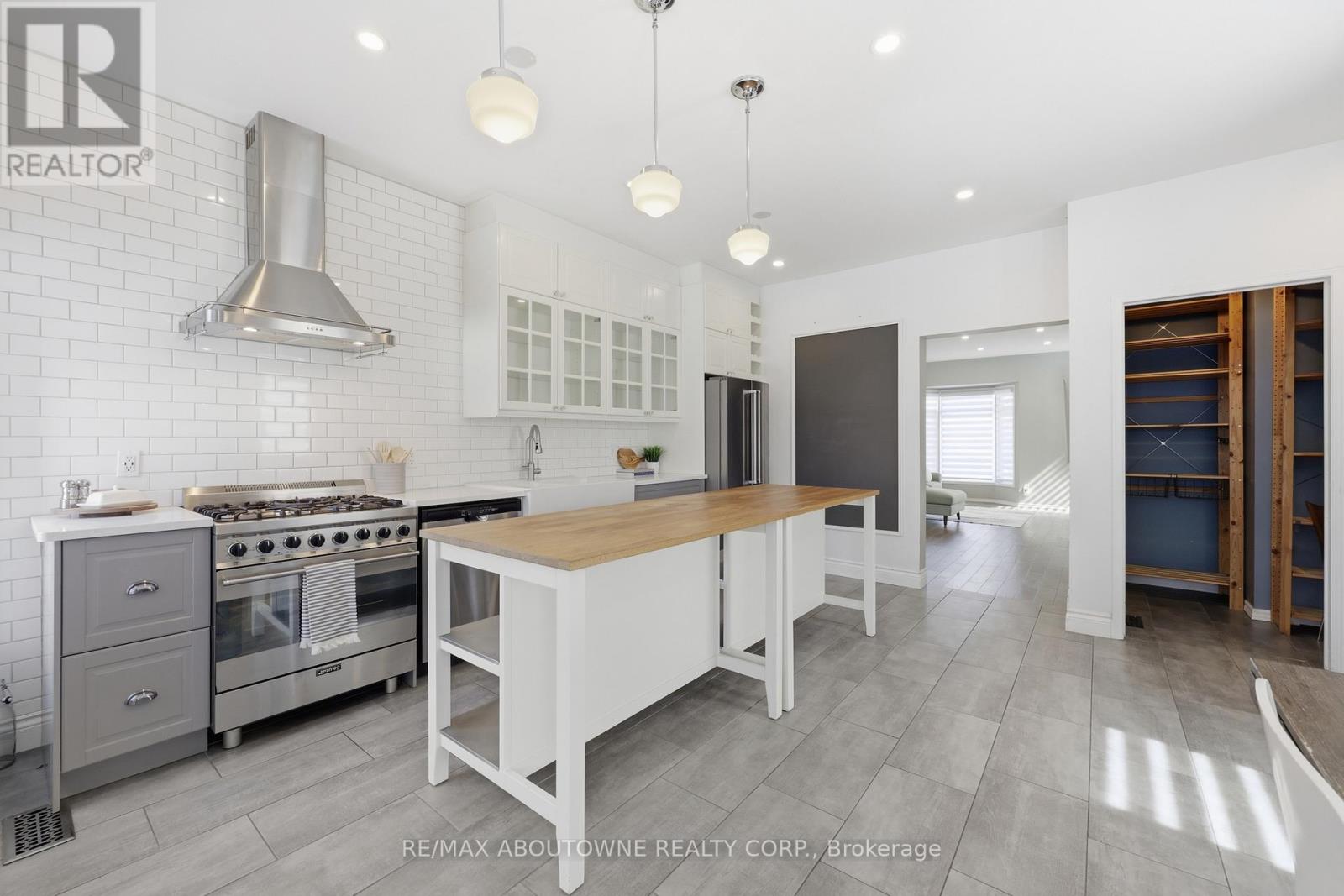 2665 Castle Hill Crescent, Oakville, Ontario  L6H 6J1 - Photo 16 - W12976132