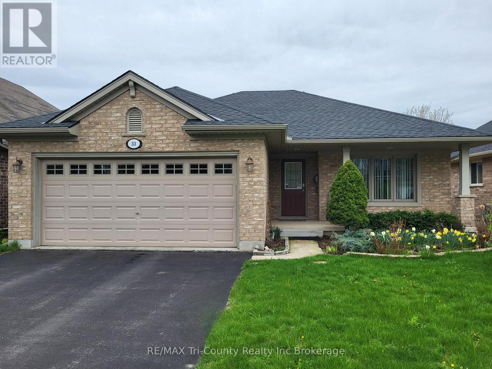 33 Park Place, Tillsonburg, Ontario  N4G 0B8 - Photo 1 - X12821370