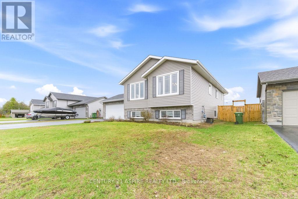 30 Morning Star Street, Petawawa, Ontario  K8H 0A1 - Photo 3 - X13059658