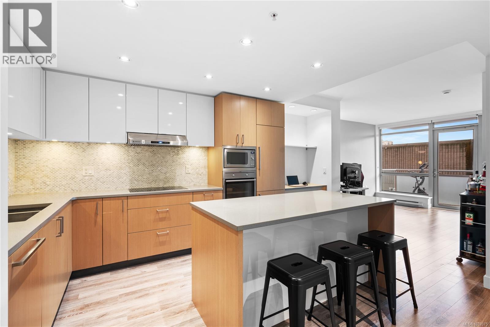 305 838 Broughton St, Victoria, British Columbia  V8W 1E4 - Photo 3 - 1033975