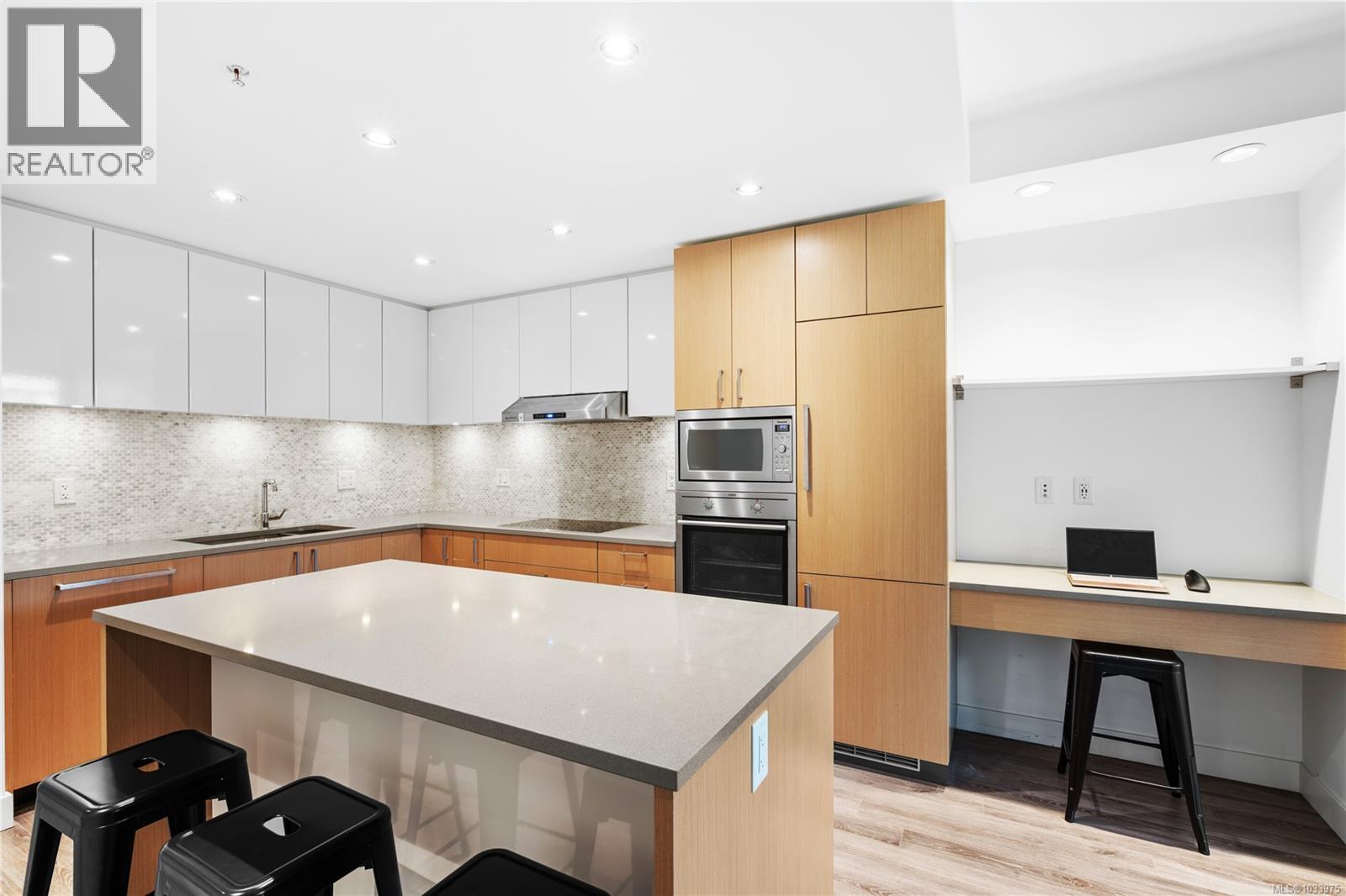 305 838 Broughton St, Victoria, British Columbia  V8W 1E4 - Photo 4 - 1033975