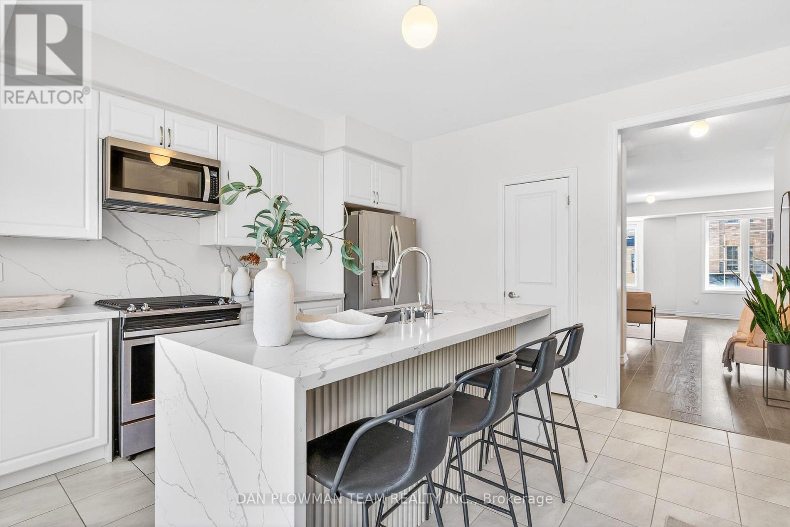 30 HALLMARK WAY, Whitby, Ontario