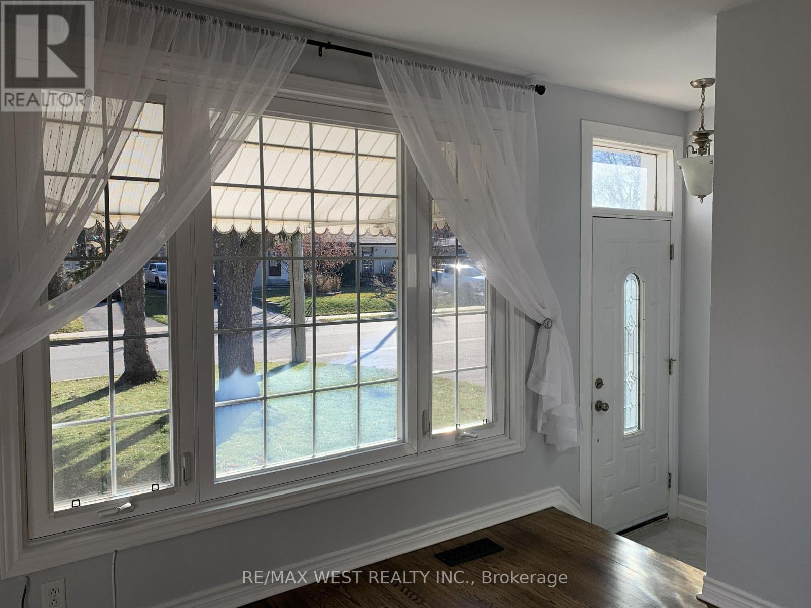 Main Floor - 241 Ashlar Road, Richmond Hill, Ontario  L4C 2W7 - Photo 2 - N13059720