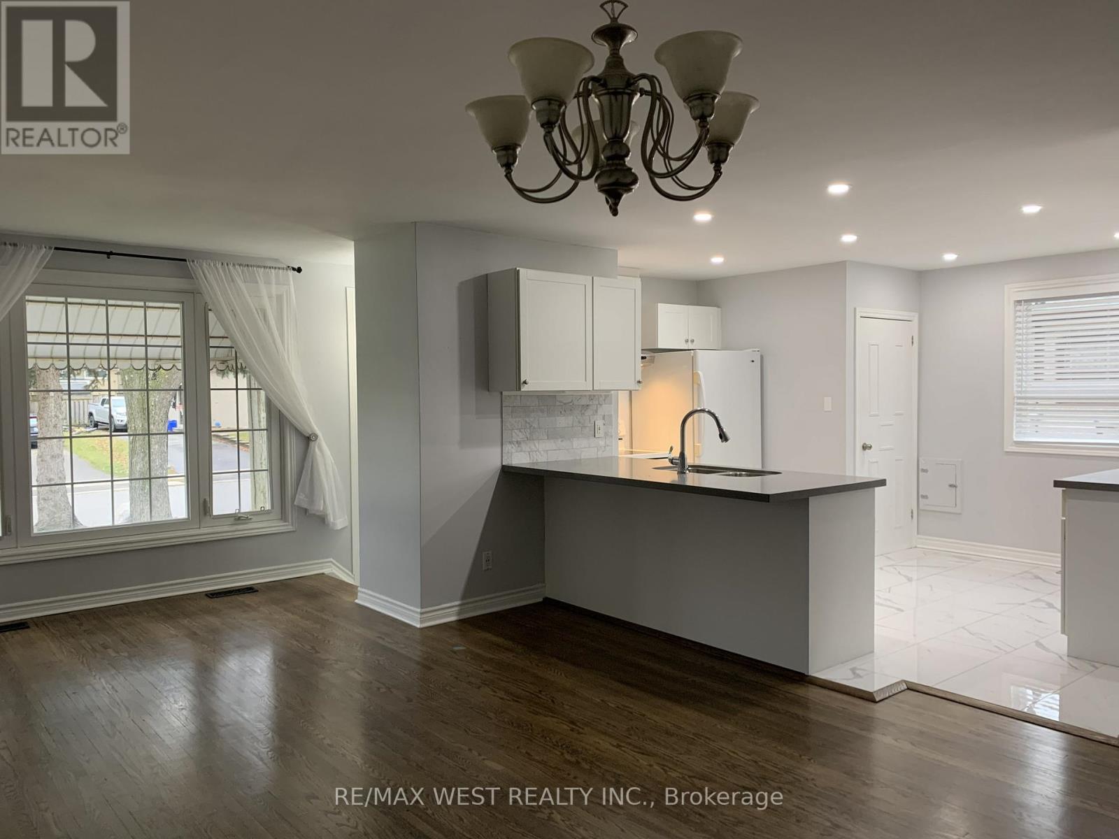 Main Floor - 241 Ashlar Road, Richmond Hill, Ontario  L4C 2W7 - Photo 3 - N13059720