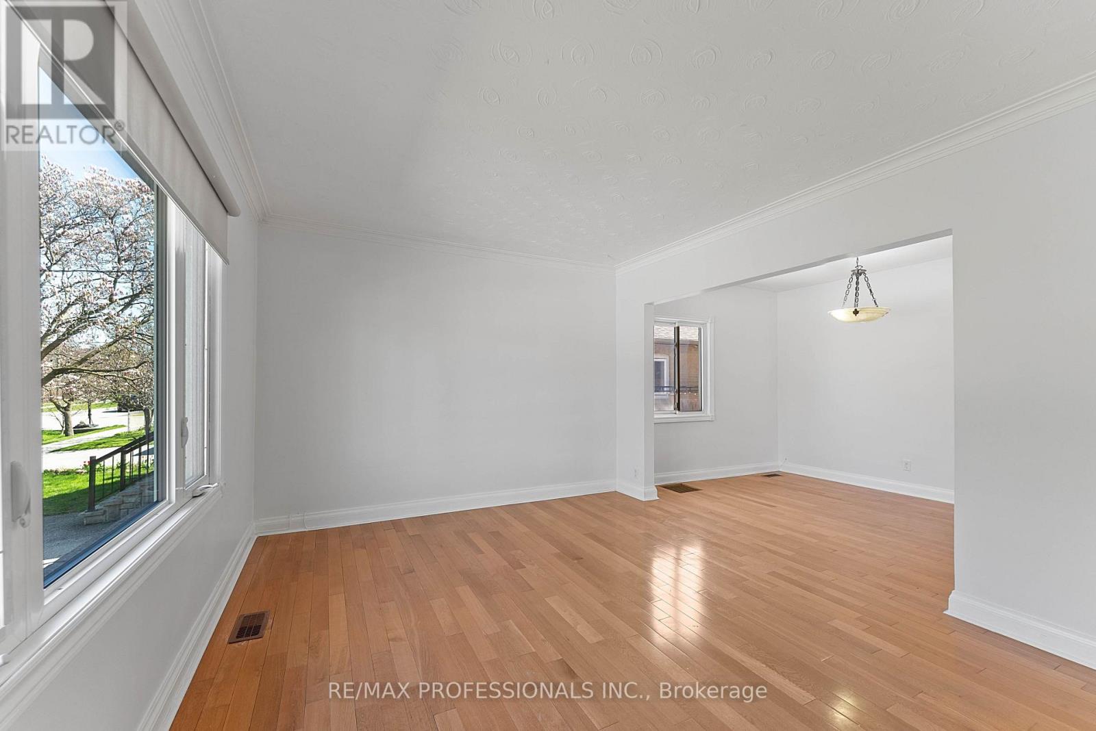 46 Stock Avenue, Toronto, Ontario  M8Z 5C6 - Photo 5 - W13059630