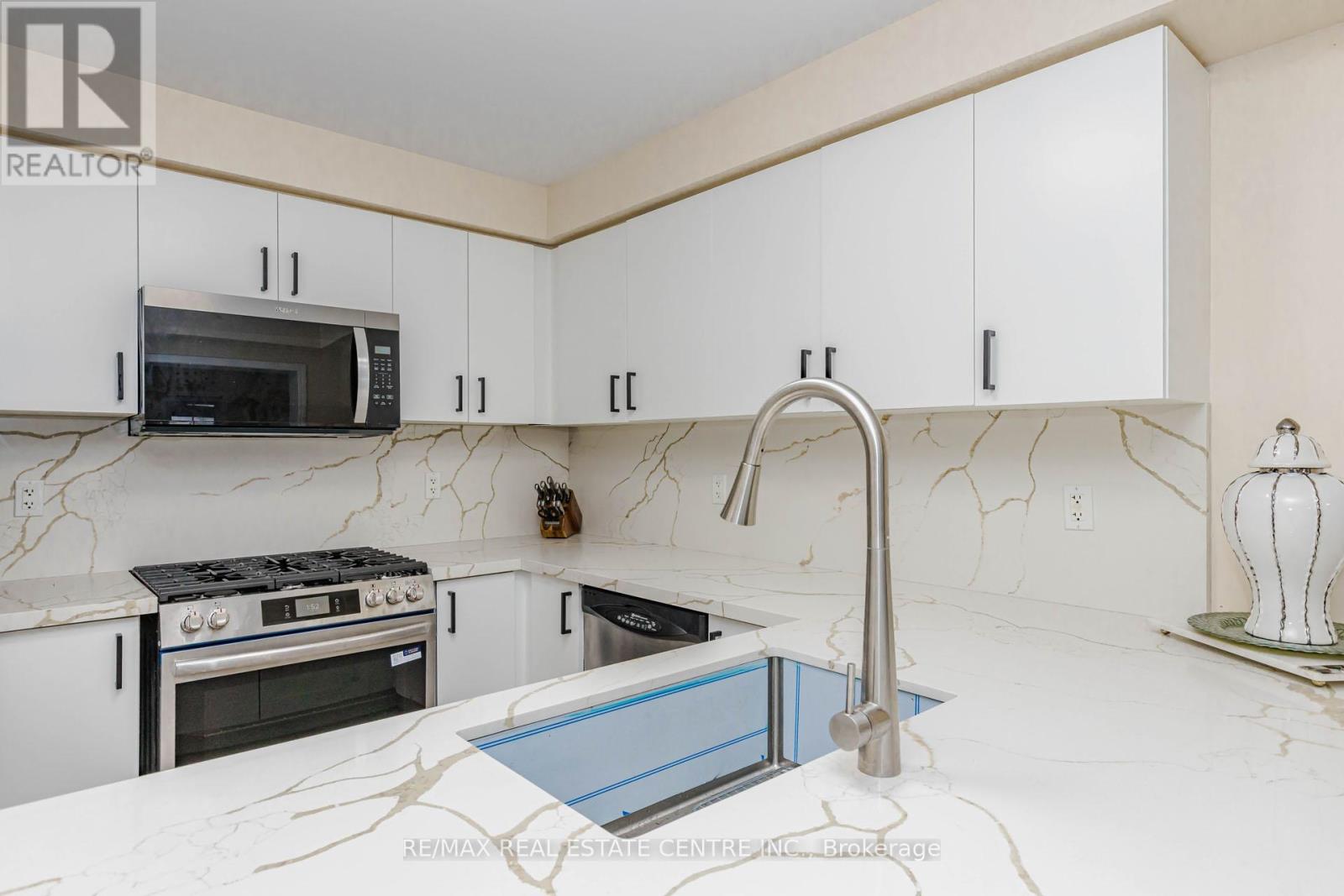 924 Burgess Gardens, Milton, Ontario  L9T 0K8 - Photo 17 - W13059688