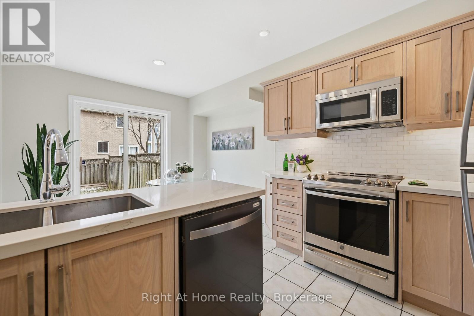 2255 Hummingbird Way, Oakville, Ontario  L6M 3Z7 - Photo 5 - W13058896