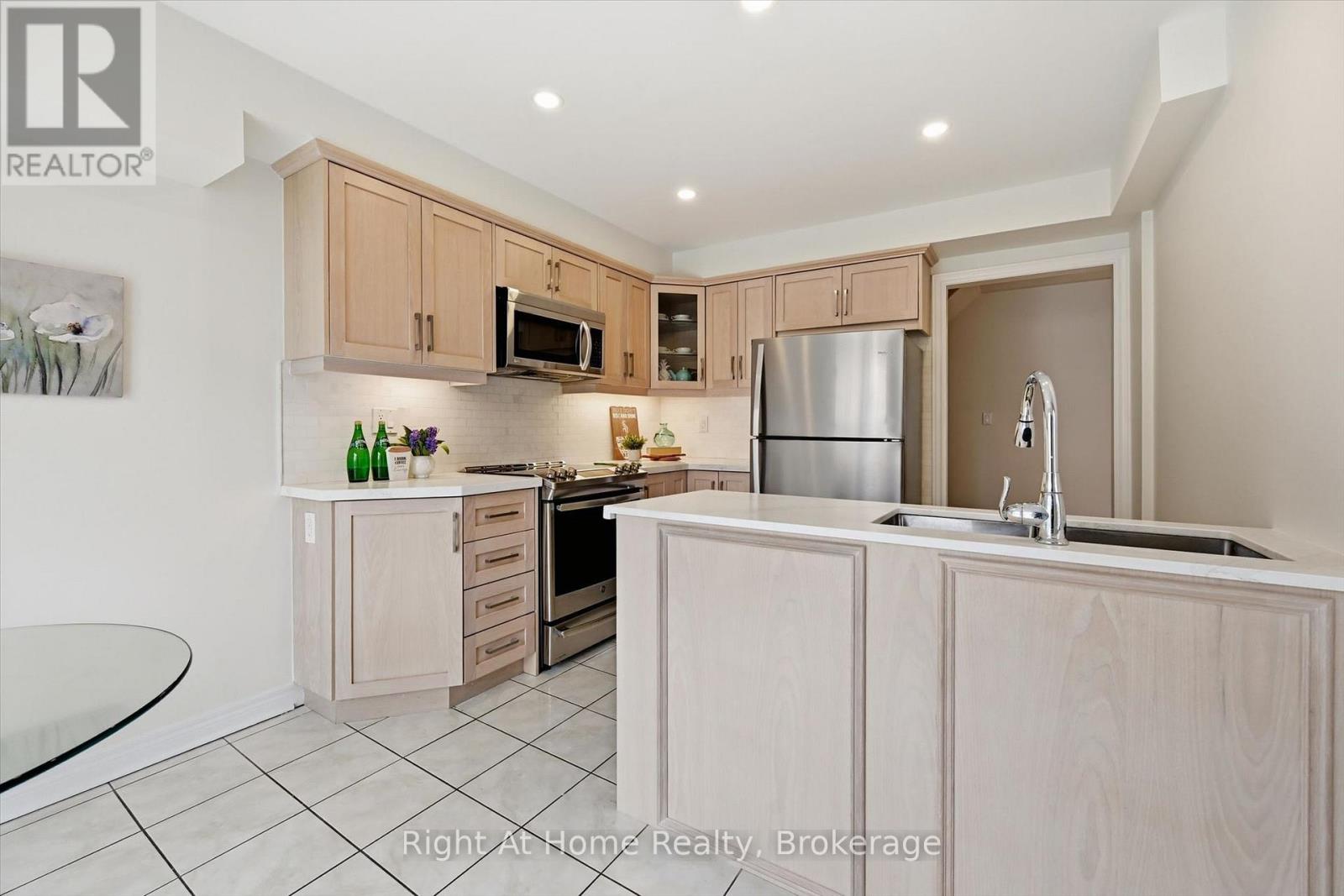 2255 Hummingbird Way, Oakville, Ontario  L6M 3Z7 - Photo 6 - W13058896