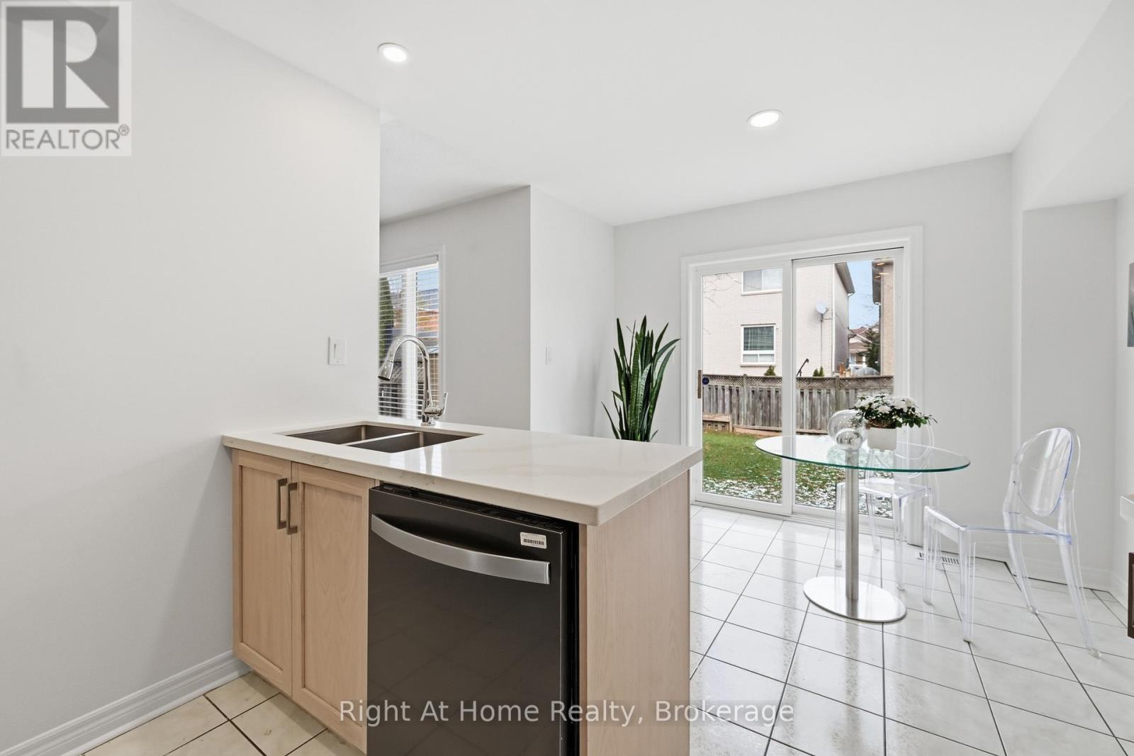 2255 Hummingbird Way, Oakville, Ontario  L6M 3Z7 - Photo 8 - W13058896